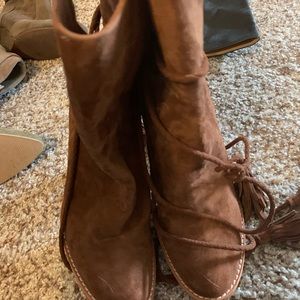 Brown lace up warps boots.
